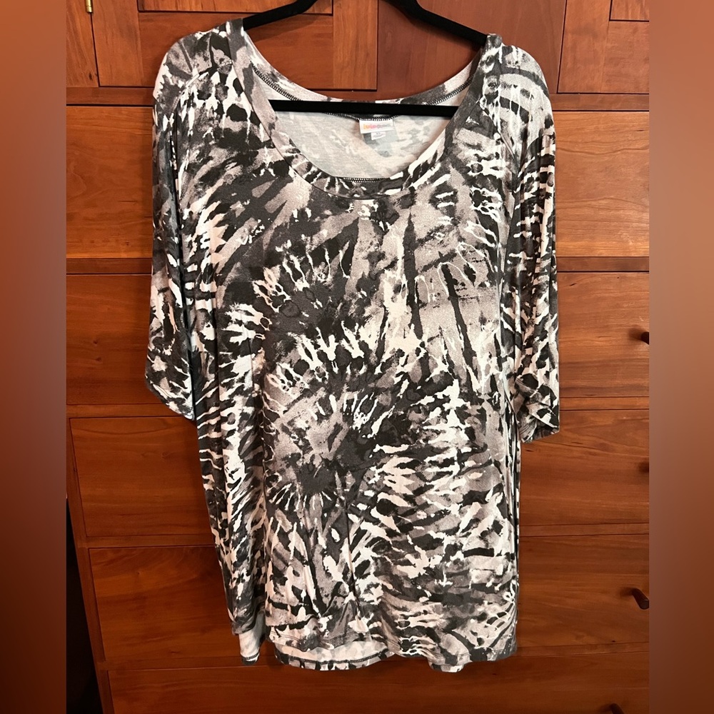 LulaRoe Boyfriend Tee size XL